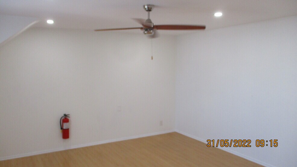 More Photos Of 225-227 Manhattan Beach Blvd, Manhattan Beach Storefront Retail Office For Lease