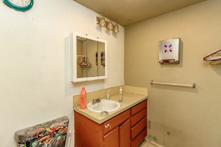 More Photos Of 3838 S Warner St, Tacoma Flex For Lease