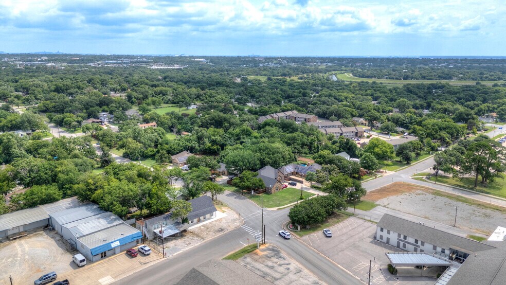More Photos Of 4700 Barbara Rd, River Oaks Office For Sale