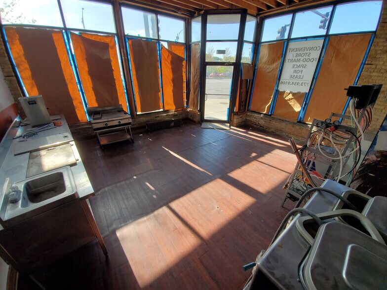 More Photos Of 5977 N Clark St, Chicago Storefront Retail Residential For Lease