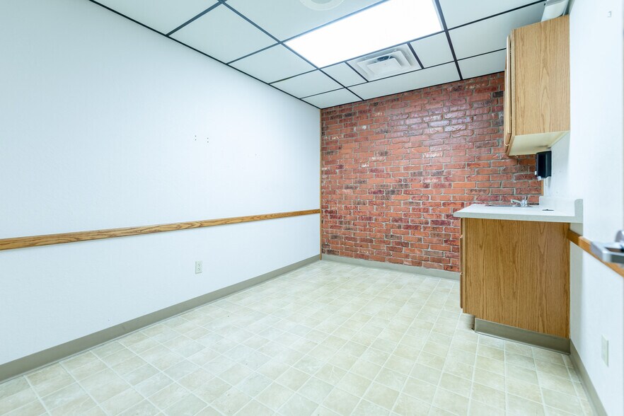 More Photos Of 1415 Watts St, Sayre Healthcare For Sale