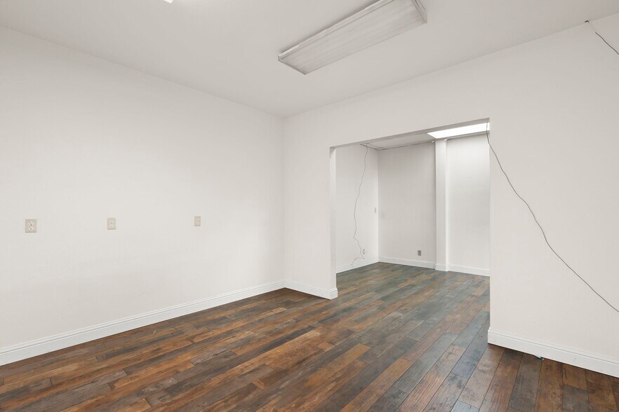 More Photos Of 802-808 Packer Way, Sparks Warehouse For Lease