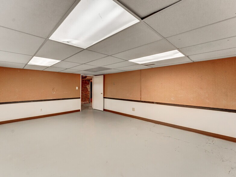 More Photos Of 622 3 St SE, Medicine Hat General Retail For Lease