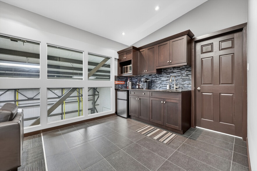 More Photos Of 624 Dehavilland Way, Calgary Airplane Hangar For Sale