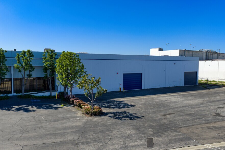 More Photos Of 2501-2551 S Alameda St, Los Angeles Unknown For Lease