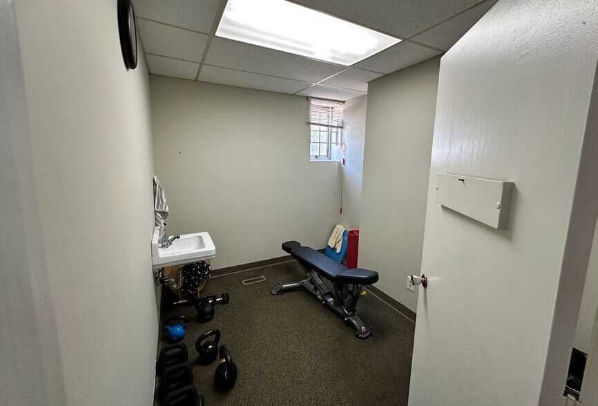 More Photos Of 11404 40 Av NW, Edmonton Schools For Lease