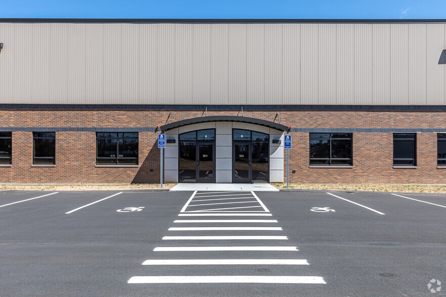 More Photos Of 111 Phoenix Crossing, Bloomfield Showroom For Lease