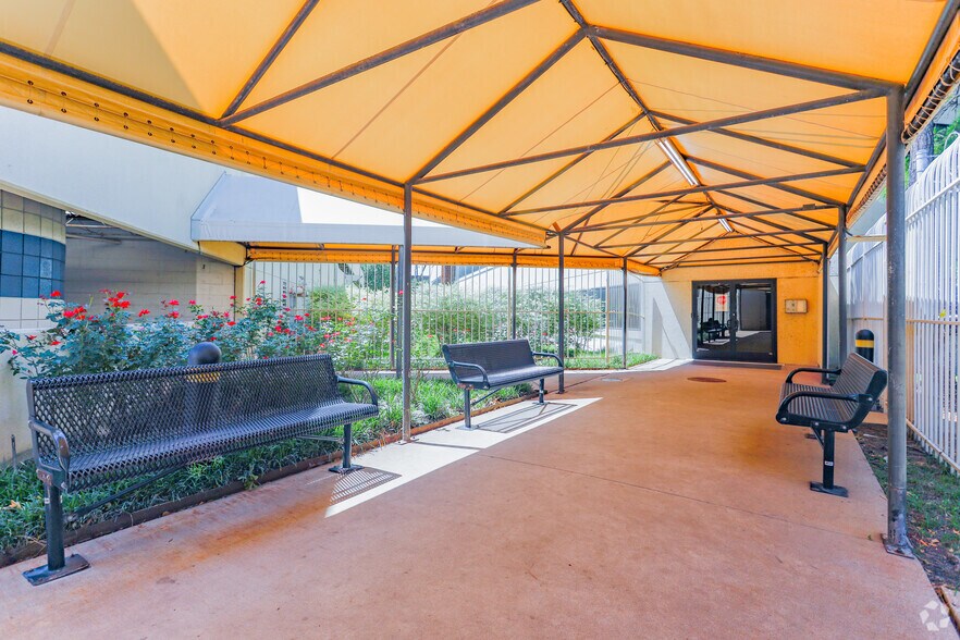 More Photos Of 6100 Hillcroft Ave, Houston Office For Lease