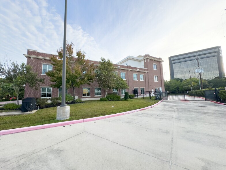 More Photos Of 16651 Ronan Rd, Houston Office For Sale