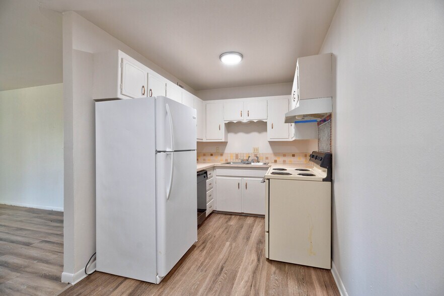 More Photos Of 2500 W 26th St, Plainview Apartments For Sale