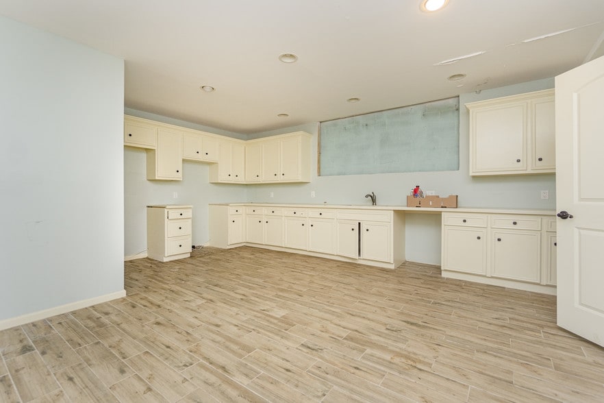 More Photos Of 2415 Church St, Galveston Light Distribution For Lease