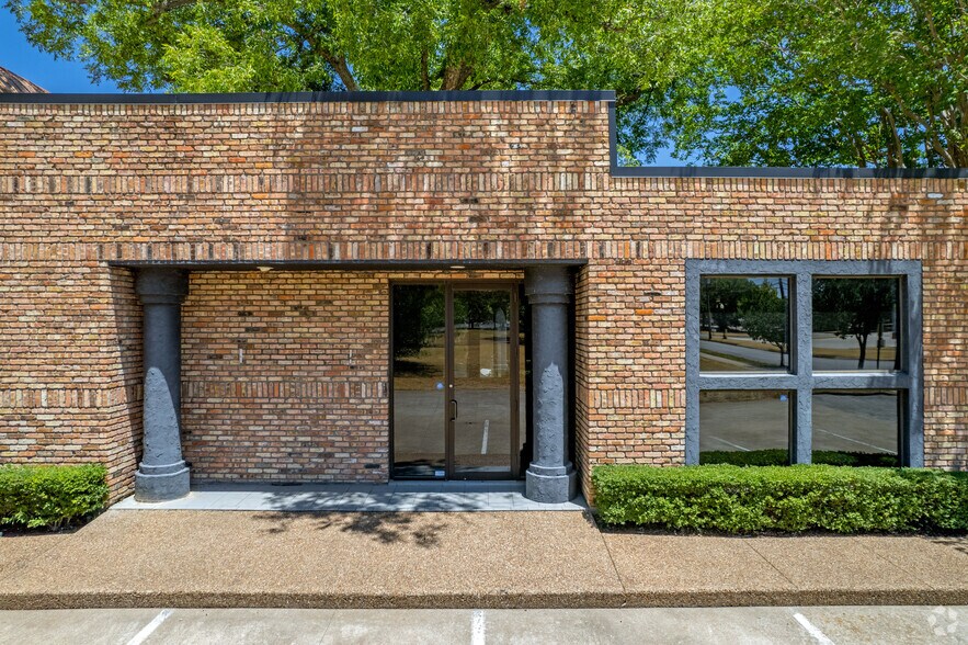 More Photos Of 440 N Center St, Arlington Office For Sale