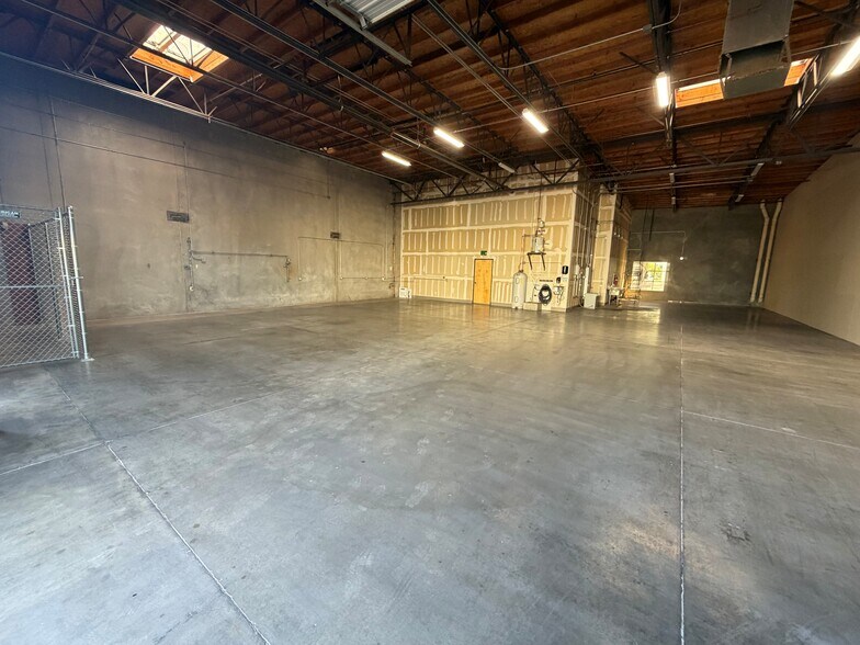 More Photos Of 7910 N Glen Harbor Blvd, Glendale Unknown For Lease