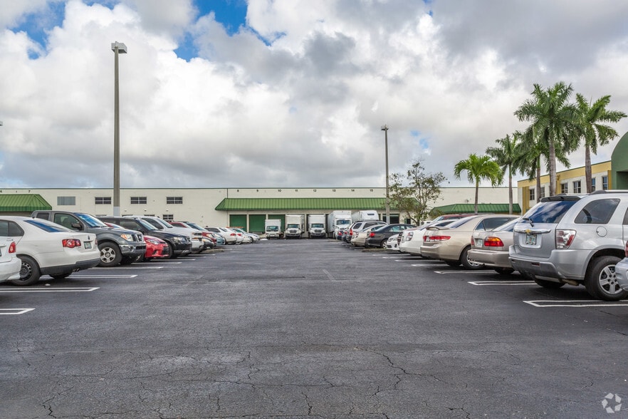 More Photos Of 213-215 SE 10th Ave, Hialeah Manufacturing For Lease