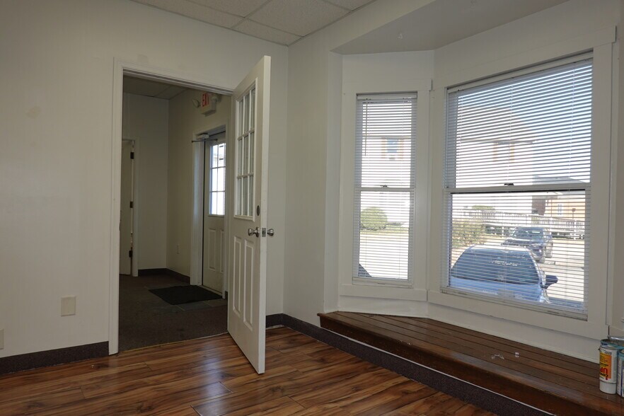 More Photos Of 100 Bridge St, Hampton Office For Lease