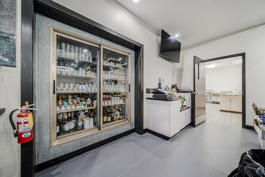 More Photos Of 689 Broadway, Berlin Restaurant For Sale
