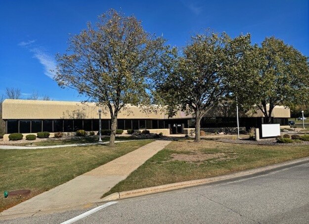 More Photos Of 1088 Springhurst Dr, Green Bay Office For Lease