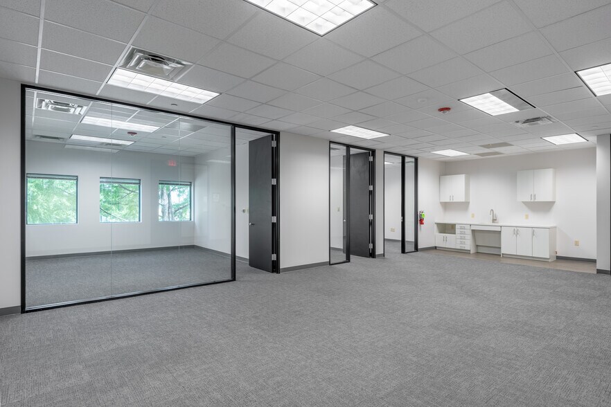 More Photos Of 1750 Valley View Ln, Dallas Office For Sale