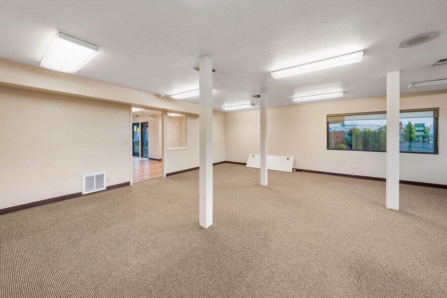 More Photos Of 735 SE 7th St, Grants Pass Office For Sale