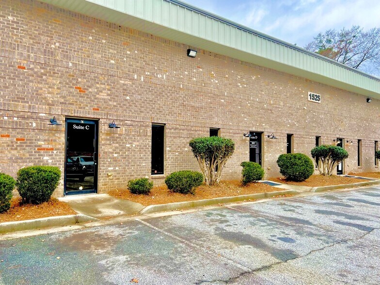 More Photos Of 1525 Senoia Rd, Tyrone Distribution For Lease