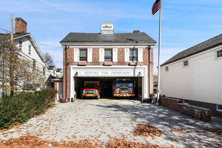 More Photos Of 34 Village Grn, Bedford Specialty For Sale