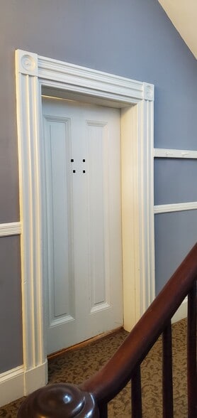 More Photos Of 19 E Market St, Leesburg Office For Lease