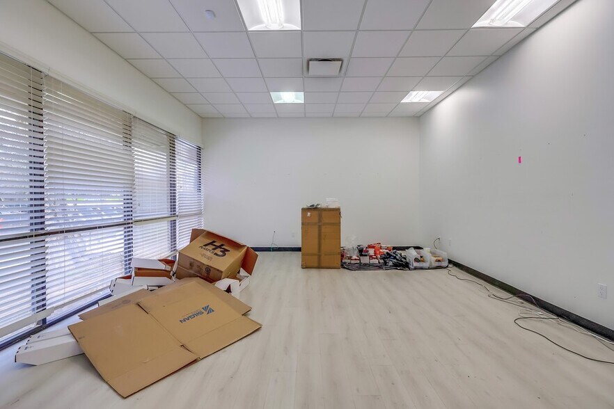 More Photos Of 5947-5951 Variel Ave, Woodland Hills Office For Sale