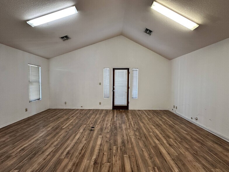 More Photos Of 1205 11th St, Reedley Storefront For Sale
