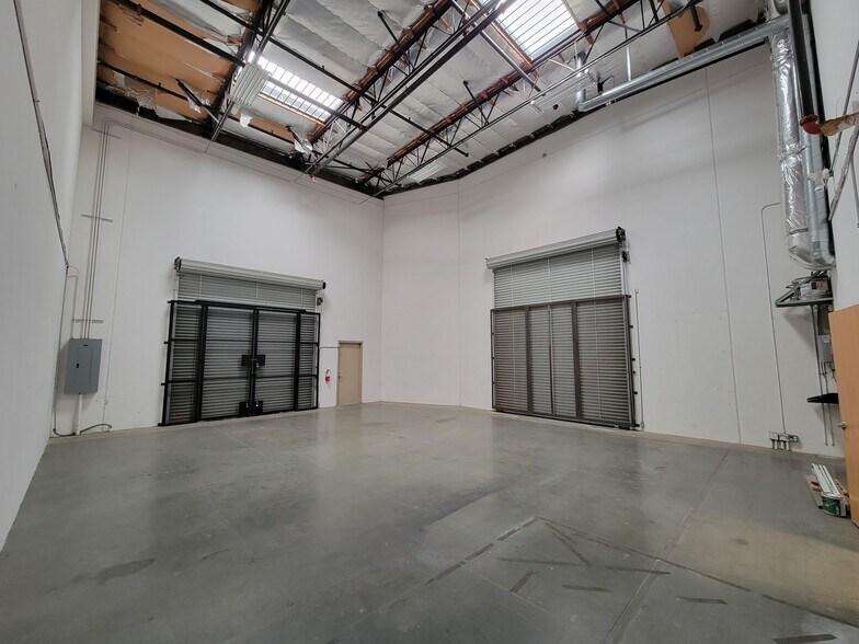 More Photos Of 325 N Puente St, Brea Light Manufacturing For Lease