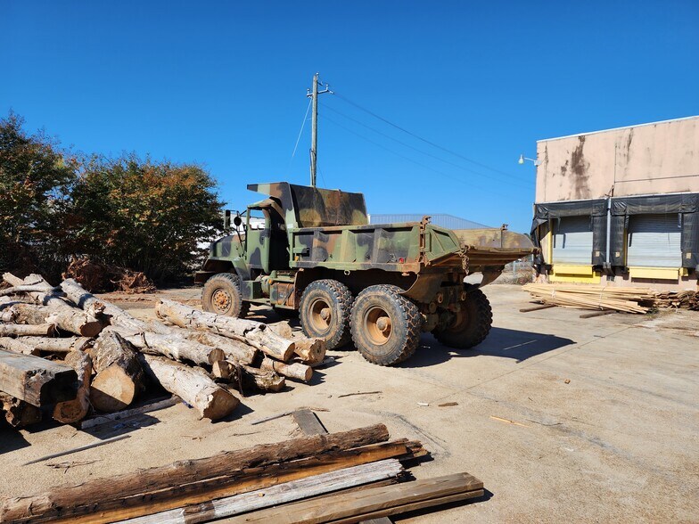 More Photos Of 866 River Rd, Valley Manufacturing For Sale