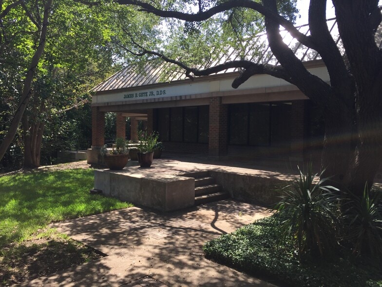 More Photos Of 2441-2485 Forest Park Blvd, Fort Worth Storefront Retail Office For Lease