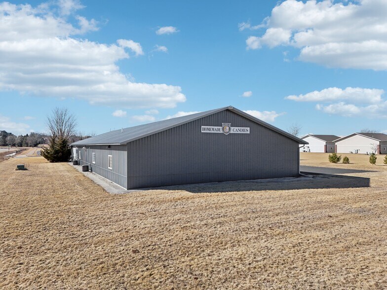 More Photos Of 680 Enterprise Dr, Lake Mills Freestanding For Lease