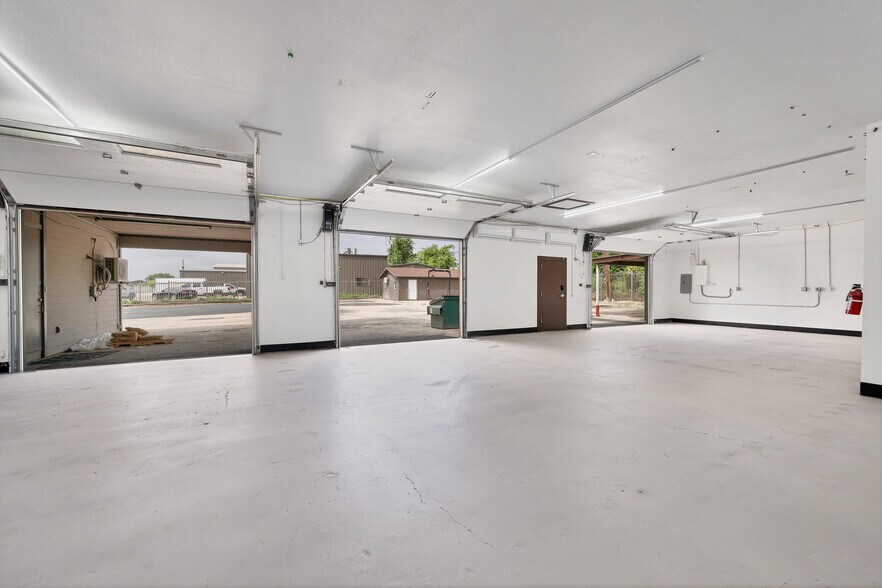 More Photos Of 11204 Bluff Bend Dr, Austin Light Manufacturing For Lease