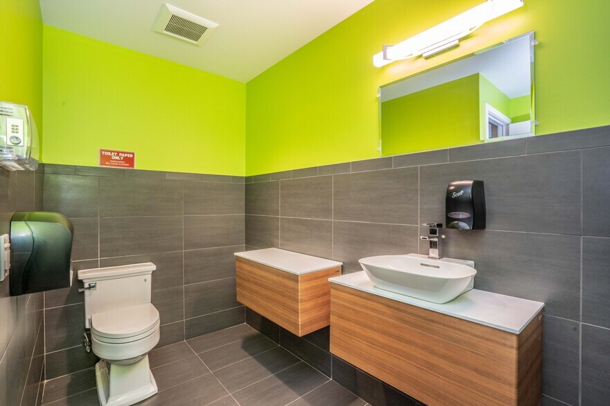 More Photos Of 6 Britton Dr, Bloomfield Warehouse For Lease