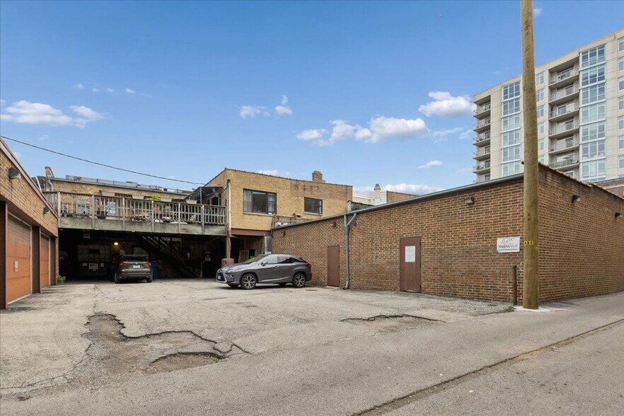 More Photos Of 6222 N Broadway St, Chicago Funeral Home For Sale