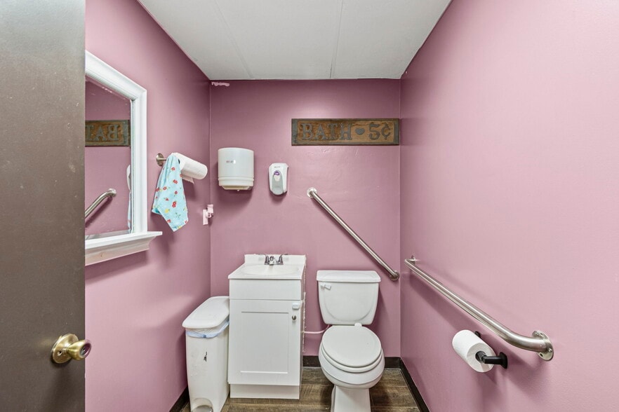More Photos Of 3160 W Arrow St, Marshall Flex For Sale
