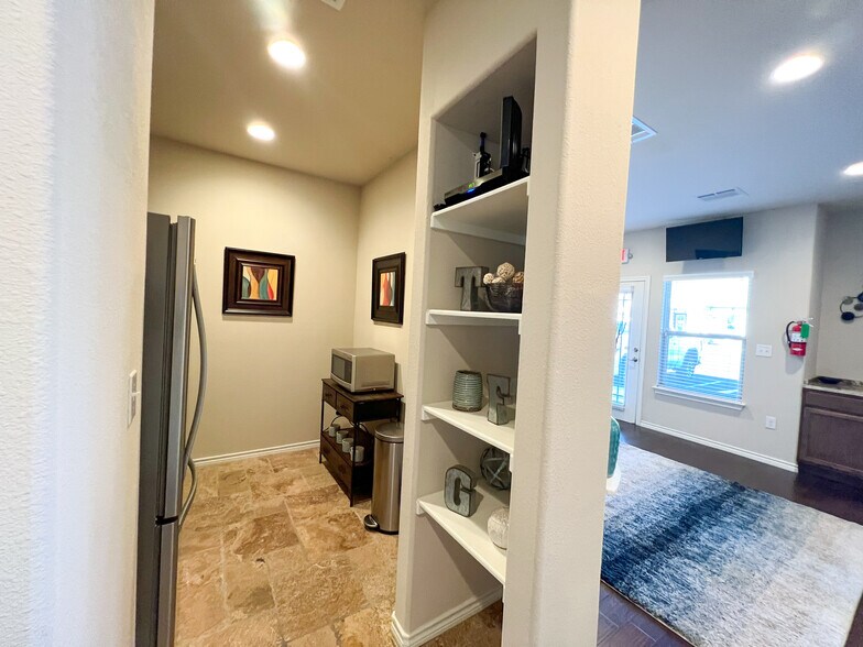 More Photos Of 1464 E Whitestone Blvd, Cedar Park Loft Creative Space For Lease