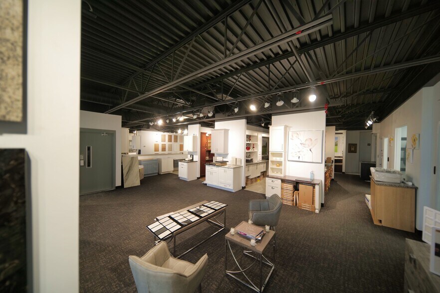 More Photos Of 310-350 Rue Ness, Montréal Light Distribution For Lease