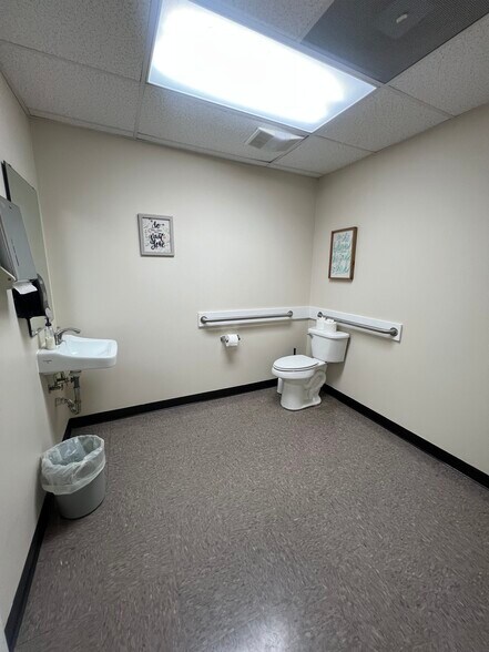 More Photos Of 161 Prosperity Dr, Winchester Showroom For Lease