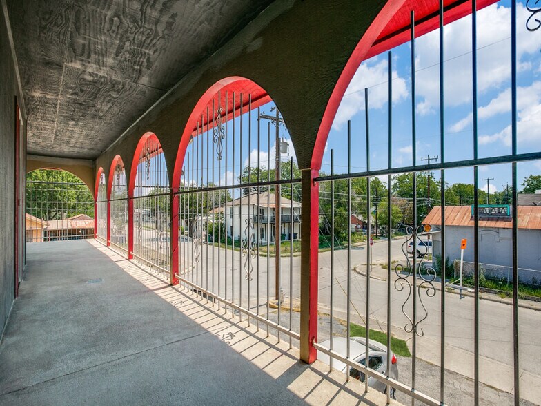 More Photos Of 226 E Fest St, San Antonio Restaurant For Sale