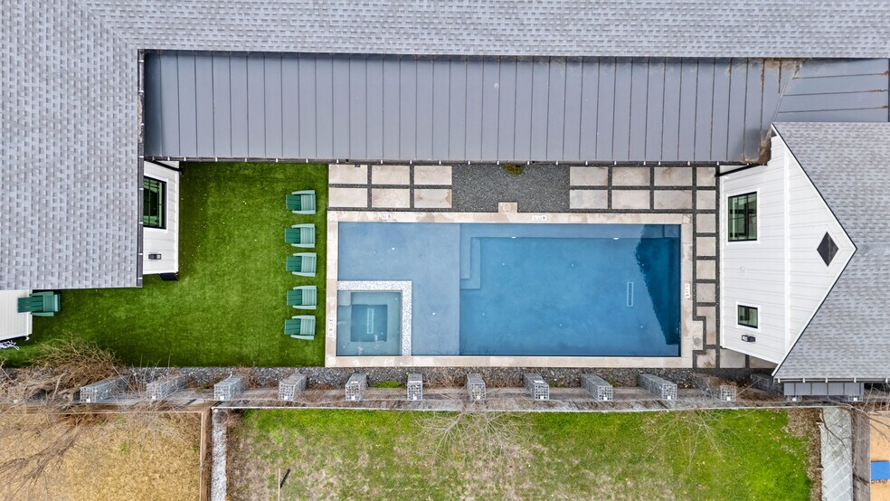 More Photos Of 106 E College St, Fredericksburg Specialty For Sale