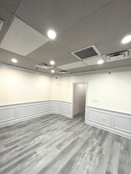 More Photos Of 20 Pidgeon Hill Dr, Sterling Medical For Lease