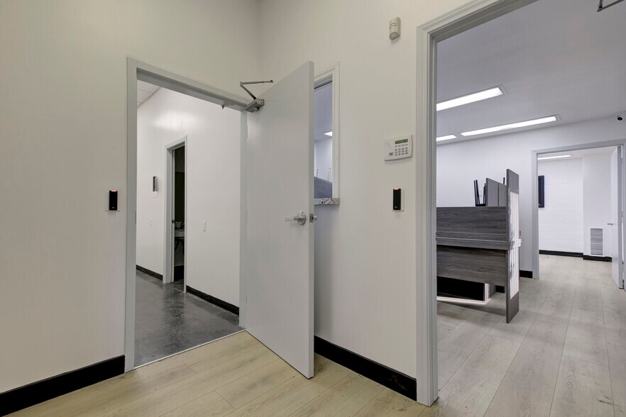 More Photos Of 18417 Bryant St, Northridge Service For Sale