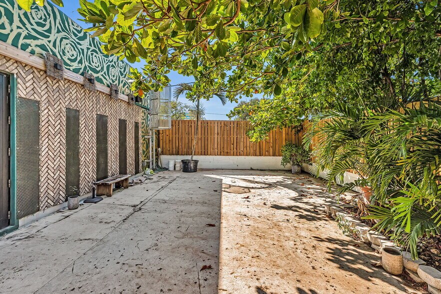 More Photos Of 20-30 NW 34th St, Miami Storefront Retail Office For Lease