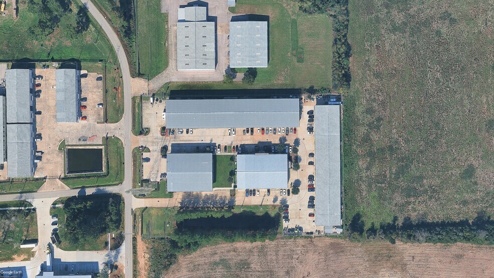 More Photos Of 701 S Persimmon St, Tomball Warehouse For Lease