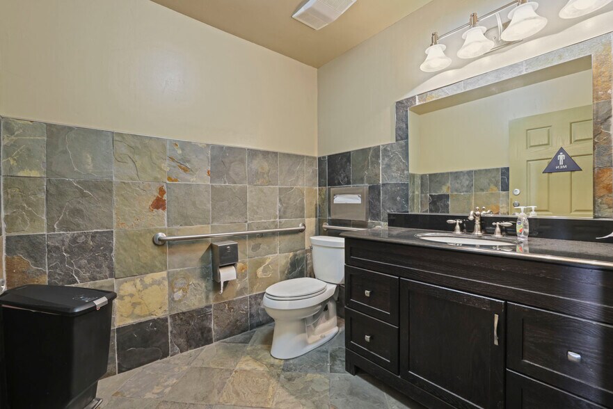 More Photos Of 621-627 13th St, Modesto Office For Lease