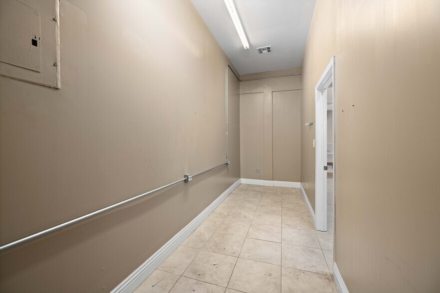 More Photos Of 307 W Avenue I, Lancaster Service For Sale