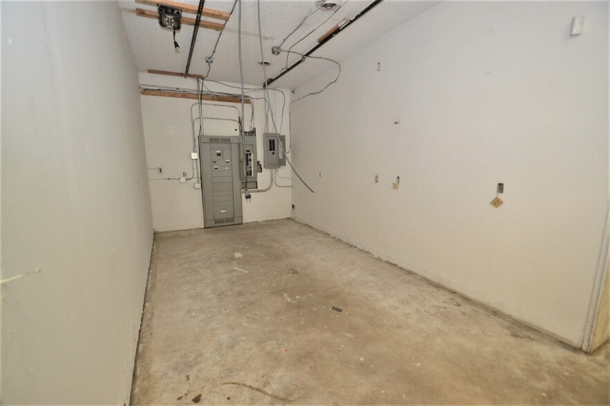 More Photos Of 325 Delaware Dr, Colorado Springs Warehouse For Lease