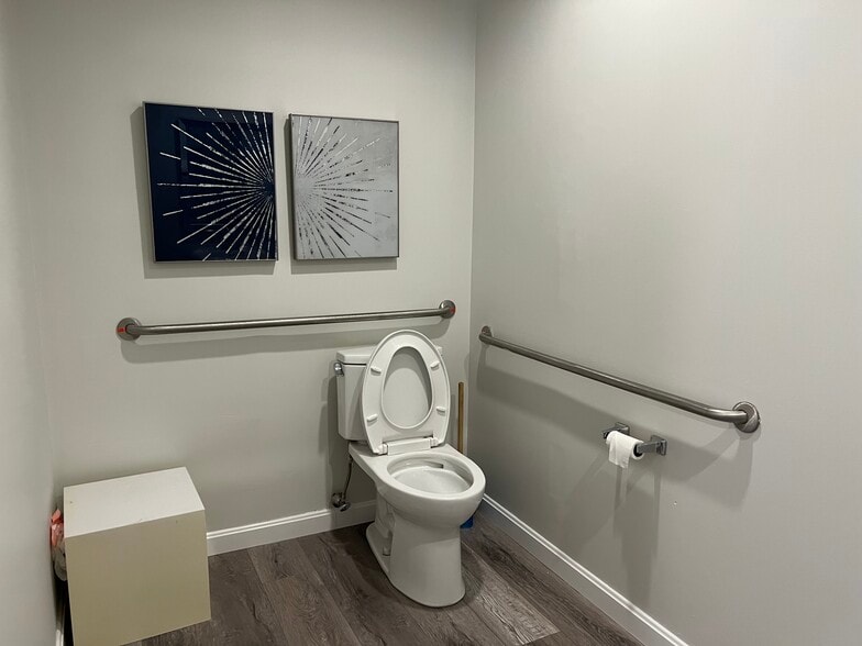 More Photos Of 1005 Boylston St, Newton Storefront For Lease