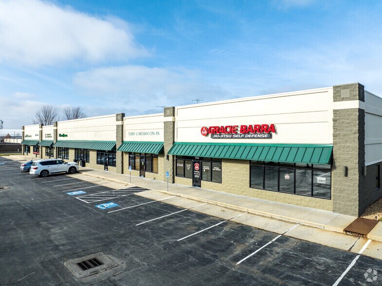 More Photos Of 9142-9158 W 135th St, Overland Park Showroom For Lease